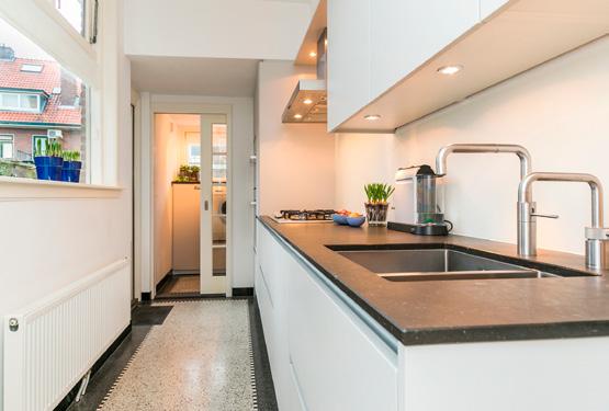 Eerste etage: L-vormige overloop met 2 riante slaapkamers en een luxe badkamer. Aan de voorzijde is de master bedroom. Voorzien van een schouw, een vaste kast en wederom perfect afgewerkt.