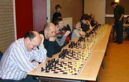 WAFELSCHAAK WEDEROM GEZELLIG Tijdens het traditionele jaarlijkse wafelschaak konden de spelers van Leudal samen met hun gasten meedoen aan een simultaan.