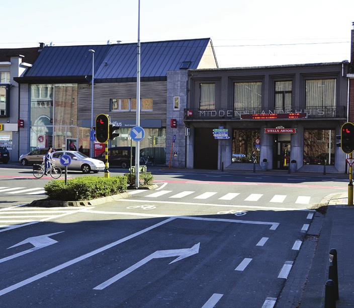 Indien rood: wacht tot het verkeer volledig stilgevallen is.