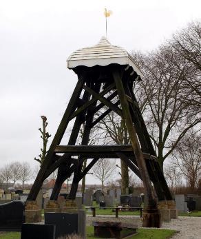 Ook is snoeiwerk verricht aan de bomen. De klokkenstoel is schoongemaakt.