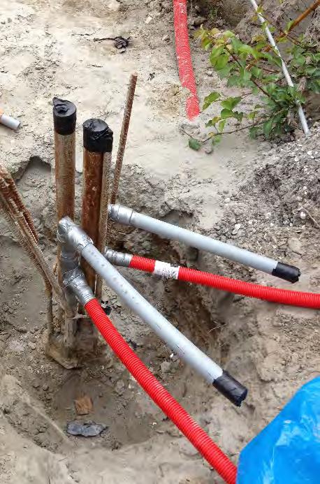 Met PE-Xa buizen worden de warmtewisselaars daarboven eveneens horizontaal uit de paalkop geleid.