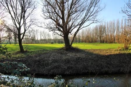 00 m (Br) x 6 m (H) af te meren, kortom; een unieke kans om in Amsterdam een enorme nieuwe watervilla te realiseren op een landelijke locatie aan de rand van de stad, helemaal naar eigen ontwerp, een