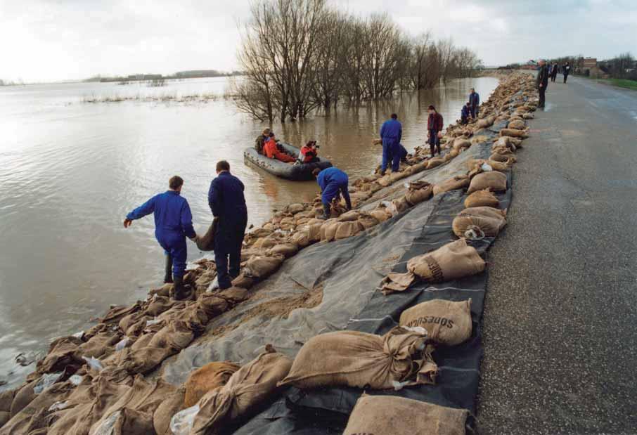 HOE OCHTEN NET GEEN BADPLAATS WERD Eind januari 1995 begon een hectische week in Ochten. Door het hoge water brak de dijk bijna door.