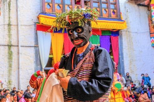 west naar oost, dwars door het onbekende hart van Bhutan. Je leert het land in al haar facetten kennen: Bhutan zoals het ooit was en nog altijd is!