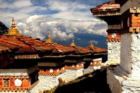 Veel Bhutani nemen een flesje mee van het heilige water dat in de kleine grot stroomt, bij de ingang van het klooster. Het drinken van het heilige water zuivert de geest, zo gelooft men.