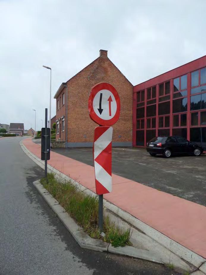 2. Verkeersborden Bijgevoegd een overzicht van de staat van de verkeersborden op de wegversmallingen in de Liebroekstraat.