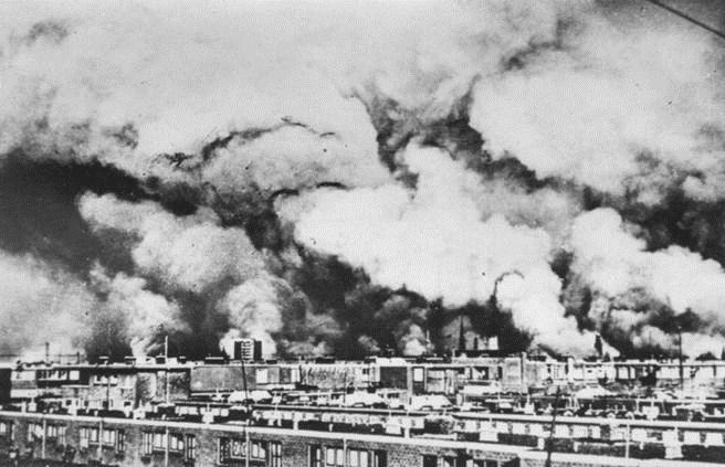 Het ouderwetse Nederlandse leger moest zich na vijf dagen overgeven. Hitler breekt het verzet van het Nederlandse leger door het centrum van de stad Rotterdam te bombarderen.
