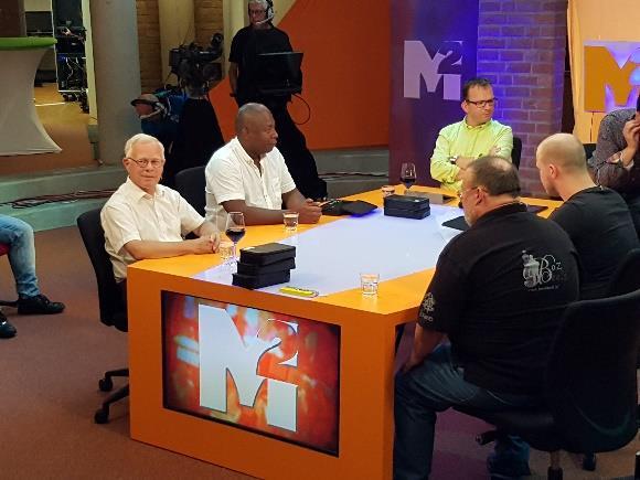 Henk Kielman bij ZuidWest TV Op 28 juni had Henk Kielman zijn eerste interview op de televisie als wethouder! Hij schoof aan bij M 2 om te praten over zijn start als wethouder.
