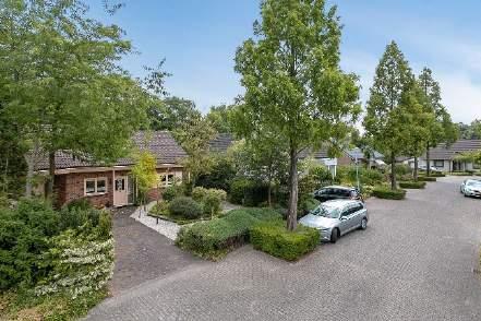 De verlaagde serre is voorzien van een schuifpui en verwarming. De grote raampartijen zorgen in deze woning voor veel daglicht en een goed zicht op de achtertuin.