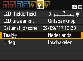 3 De interfacetaal selecteren 1 2 Geef het menuscherm weer. Druk op de knop <M> om het menuscherm weer te geven.