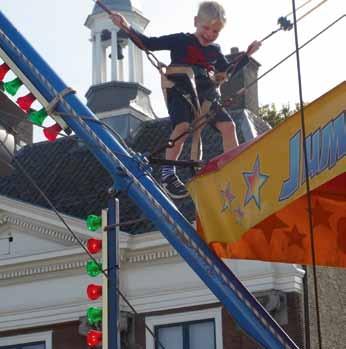 Het Roode Hert was vol, net als het terras en ook in de Biergarten bij het Bierreclamemuseum was er geen doorkomen aan.