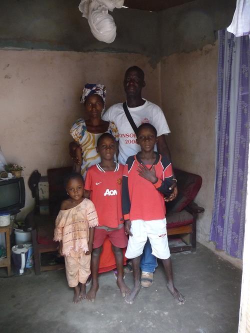Vader Alagie Bah, moeder Delenda Bah en 2 broertjes en een zusje van Fatou A. Bah. Fatou zat op dat moment op school. De kinderen op de foto gaan niet naar school omdat daar geen geld voor is.