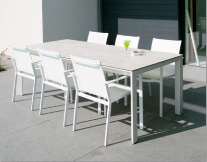 Tafel in aluminium/keramiek met 6 stoelen * tafel 220x100cm: 1 901,00 6 stapelbare armstoelen: 152,00/stuk Mogelijke uitvoeringen tafel: frame tafel: wit of champagne tafelblad in keramiek: golden