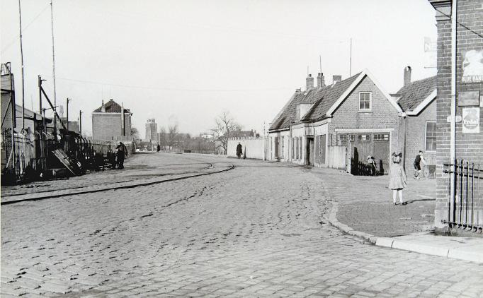 Tot in de eerste helft van de 20e eeuw bestond het buurschap De Mijl alleen uit bebouwing aan de dijken (afb. 12).