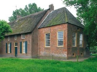 Groot Duifhuis C Dommelhoeve en duiventoren De boerderij Groot Duifhuis dateert uit de 18e eeuw en is in het derde kwart van de 19e eeuw verbouwd.