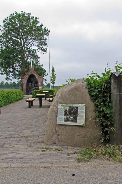 Daarna rijdt u rechtdoor tot aan De Kapel. In De Kapel kunt u veel lezen over wat er op De Heuvel allemaal gebeurd is.