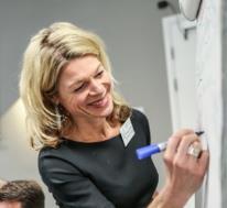 Facilitator Sonja van Hamersveld - oprichter van Charly Green. Daagt werkgevers en werknemers uit om aandacht voor duurzame inzetbaarheid structureel hoger op de agenda s te krijgen.