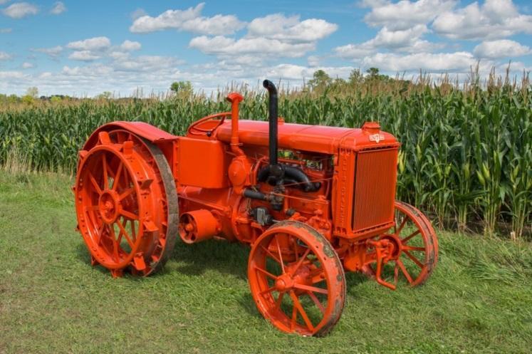 De meeste tractoren behielden hun originele oranje of groene Allis-Chalmers kleur en slechts op de achterkant van de tank kwam Sold by