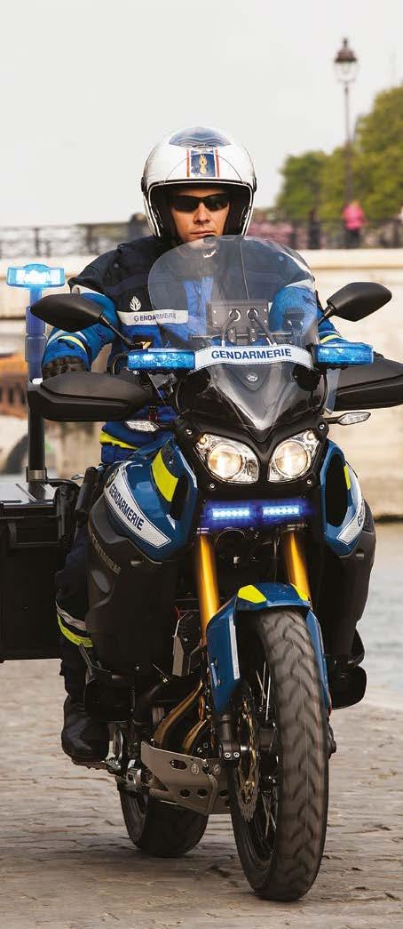 Moto's Zie ook het hoofdstuk 'Sirenes & Luidsprekers' LED-Lichten vooraan LD400 LD400-D - rechts - 5 Solaris LEDs - blauwe lens - geïntegreerde elektronica - cruise light - gearticuleerde bevestiging