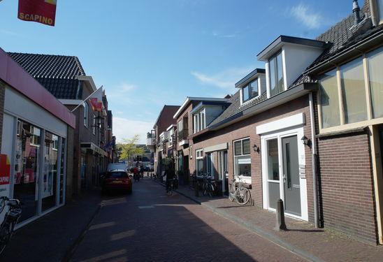 Tussenwoning midden in het centrum! Gelegen in het gezellige stadcentrum van Woerden vindt u deze leuke woning met patio en balkon!