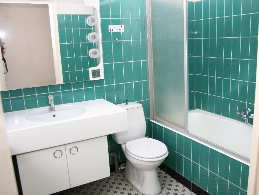 Badkamer: De geheel betegelde badkamer beschikt over een ligbad, wastafel met badmeubel, staand toilet en