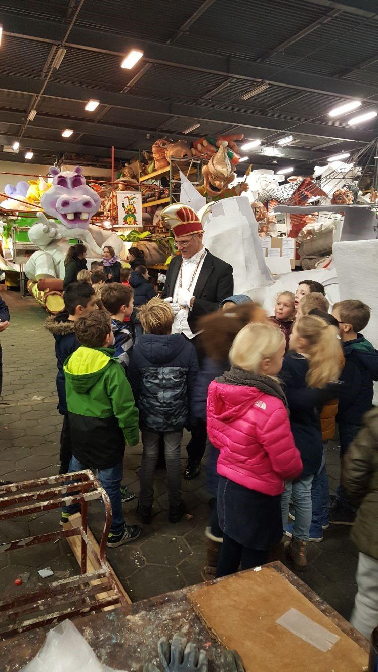 Daarna komen ze samen met hun leerkracht naar buiten voor het voorstellen van de Prins, Prinses, Adjudant en de Raad van 11. De carnavalsviering vindt verder in school plaats.