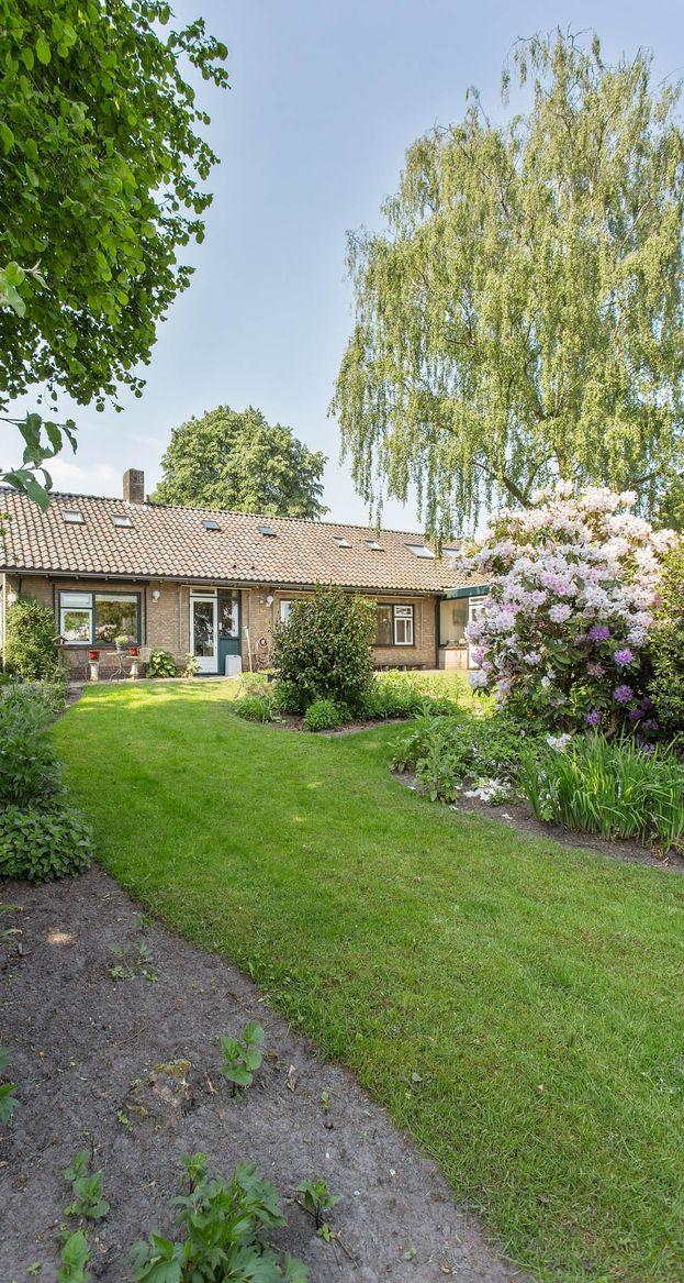 19 franksweegersmakelaardij.nl Tuin & Locatie Tuin De charmante, vrijstaande bungalow wordt omgeven door een keurig onderhouden tuin. De voor-, zij- en achtertuinen lopen naadloos in elkaar over.