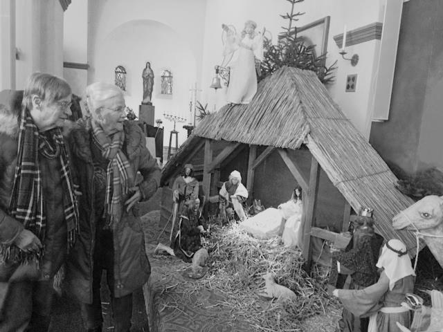 Kerststal in de St.Jan de Doper. Het is zaterdagmorgen 16 december 2017. Om 9.00 u verzamelt een groep vrijwilligers zich bij de R.K. Kerk St.Jan de Doper. Zoals gewoonlijk ieder jaar rond deze tijd wordt de kerk weer in kerstsfeer gebracht.