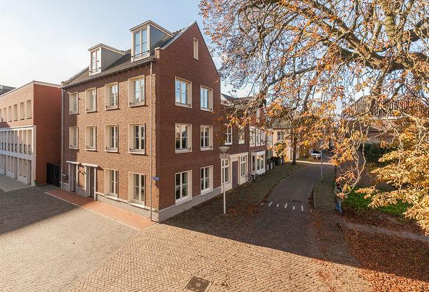 Omschrijving Op mooie locatie nabij het centrum van Zwolle gelegen 3-kamerappartement met berging, zonnig gelegen tuin en een afgesloten parkeerplaats.