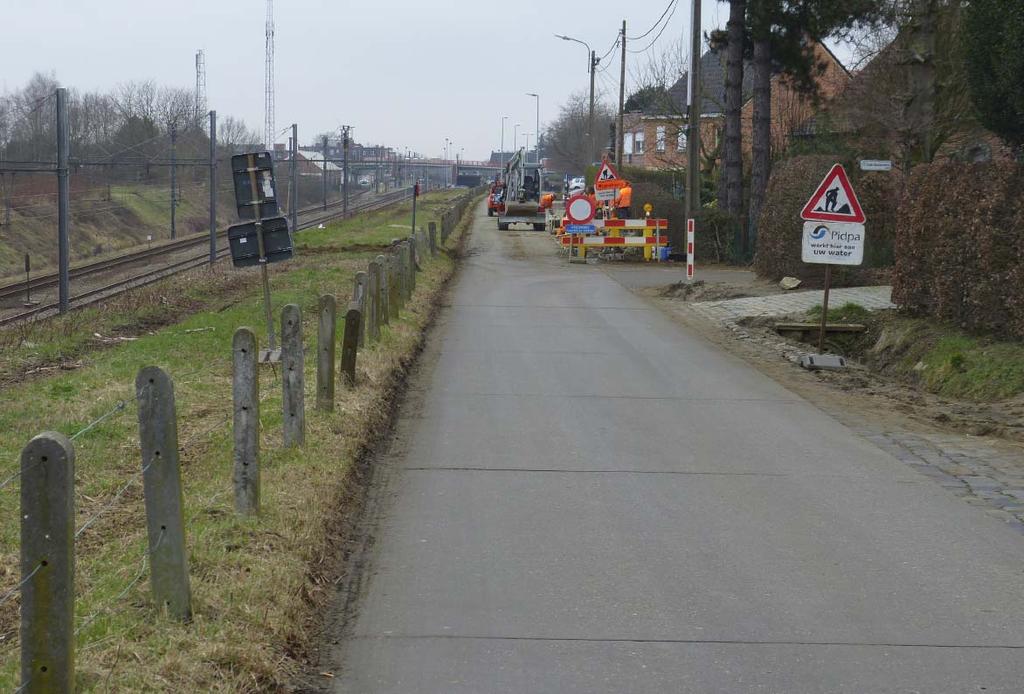 Mobiliteits-effectenrapport (mober) RUP De Bos - Heist-op-den-Berg Spoorwegstraat De Spoorwegstraat is een smalle weg van ongeveer 3-4m, parallel langs het dubbelspoor dat in verdieping ligt.