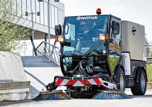 multifunctionele machine voor allerlei soorten grote taken. Leeg kantelen op hoogte van 1,6 m. Blad zuigslang voor het verwijderen van bezinksel in opvangreservoirs, enz.