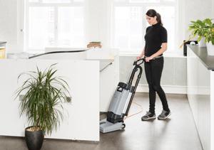 Gebruikt alleen schoon water en een reinigingsmiddel Platte vuilwatertank eenvoudig te reinigen Door het lage borsteldek kan de machine bijna overal komen De machine is snel schoon te maken en te