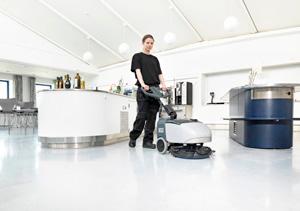 De Nilfisk SC351 schrobzuigmachine maakt het reinigen van krappe ruimten zeer eenvoudig en efficiënt.