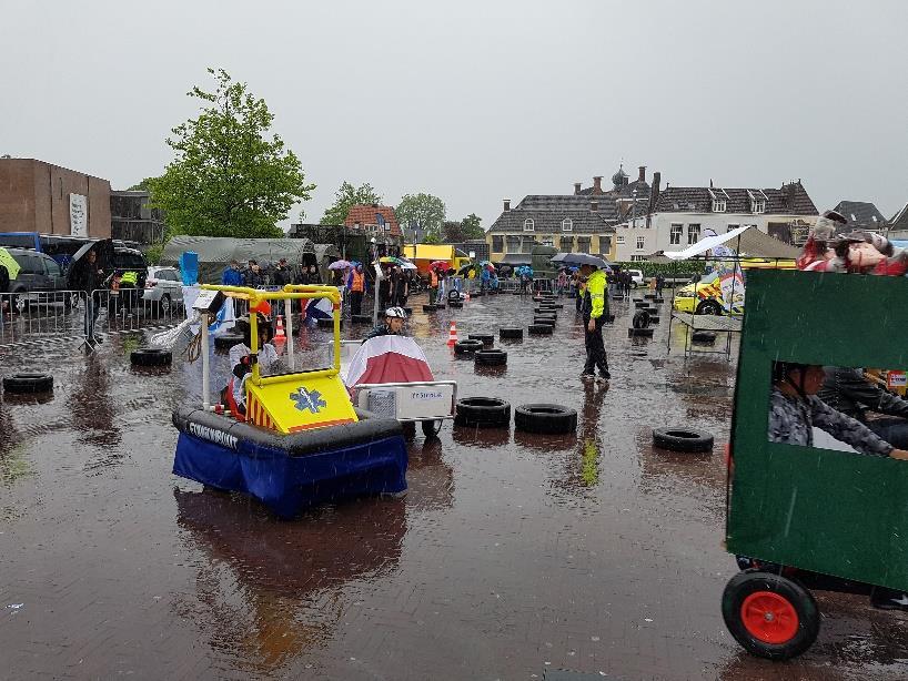 Het thema was dit jaar ambulance, de skelter van De Dyk was dan ook heel toepasselijk (gezien het weer) onder leiding van Anja Hiemstra en Cees Zittema verbouwd tot ambulanceboot.