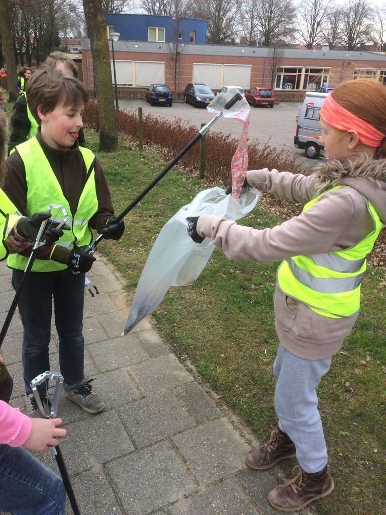 De kinderen hebben op het schoolplein