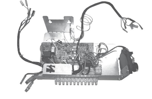 Figuur 16b : controlepaneel bevestigd op verwijderbare console 13 13) Branderautomaat (ER) 14) Klemmenrij 15) Connector 16) Drukverschilschakelaar (S3) 14 15 16 Onderhoud warmtewisselaar Deze