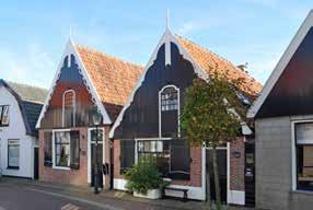 We rijden verder over de Kerkstraat en gaan bij het ANWBbordje met bestemming Loodsmansduin rechtsaf de Herenstraat in. Op huisnummer 49 vinden we het Walvisvaarderhuisje. In dit huisje woonden o.a. de commandeurs Claas Daalder (vanaf 1729) en schoonzoon Simon Walig (vanaf 1753) 25.