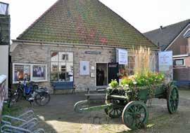 Op het adres Hogereind 6 vinden we Texels Cultuurhistorisch Museum. 13. Welke naam draagt dit museum sinds 2018? a. Waelstee U b. Bomendiek T c.