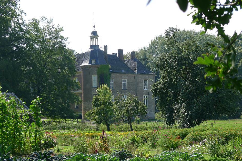 Maarten Vos, boswachter bij Natuurmonumenten Achterhoek/Salland, belast met de klassieke moestuin van Landgoed Hackfort, geeft een specifiek verhaal over de inrichting van de tuin.