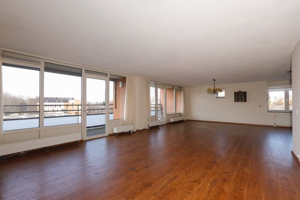 Royaal vierkamer appartement van maar liefst 148 m 2 woonoppervlakte (inclusief dubbel balkon) op de derde etage gelegen op het zonnige westen. De woning heeft geweldig veel lichtinval.