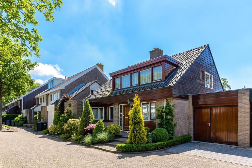 Een zeer fraaie geschakelde villa op een toplocatie aan de rand van de geliefde woonwijk Westerkoog!