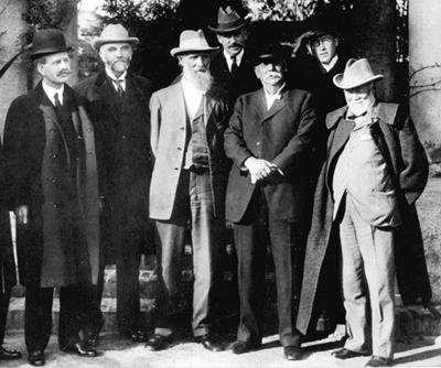 Van links naar rechts: George Ellery Hale JH McBride John