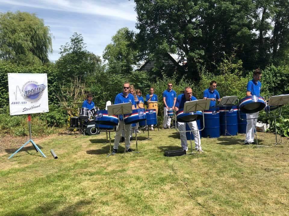 materiaal waarvan het instrument is gemaakt bepaalt de klank. Dus zonder het gebruik van snaren of gespannen huid.