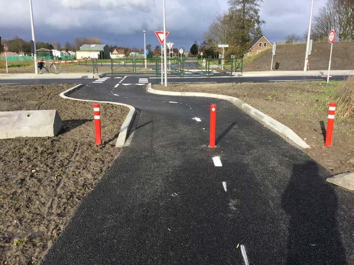 inleidende ribbelmarkering (lengte 10m) bij paaltje in wegdek ontbreekt; bij voorkeur geen paaltjes, of paaltjes zo ver mogelijk van de discontinuïteit (i.c. bocht) plaatsen (min. 12,5m).