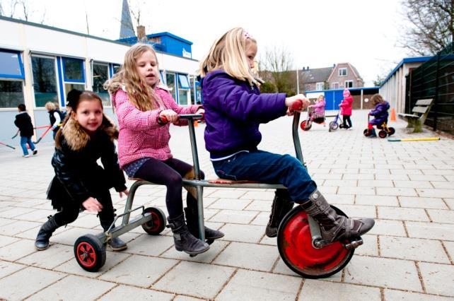 wanneer de deur open gaat mogen de kinderen naar hun klaslokaal gaan.