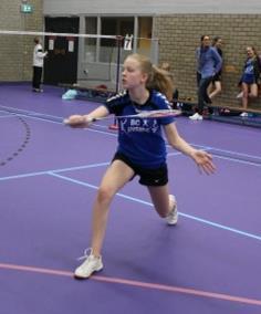 JEUGDLEDEN STELLEN ZICH VOOR NAAM Kyra Hatzmann Toon vd Tweel LEEFTIJD 15 15 HOELANG ZIT JE AL OP 7 jaar 6,5 jaar BADMINTON? WAT VIND JE LEUK AAN BADMINTON?