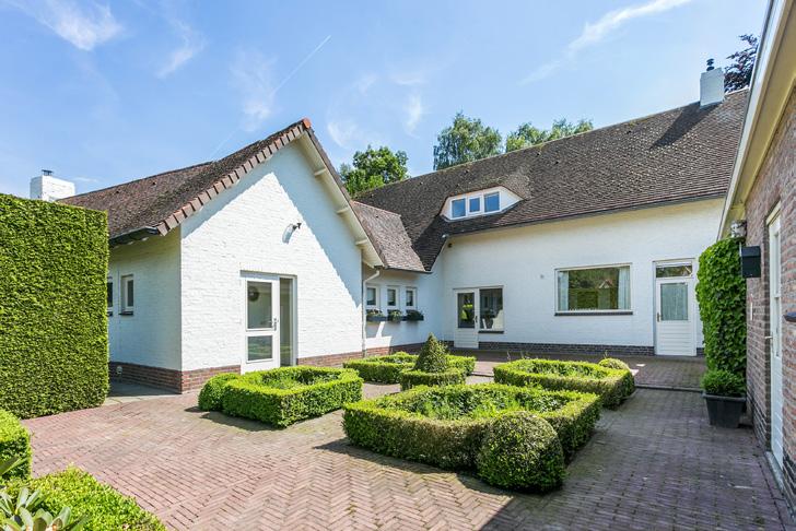 Bij de aanleg van de tuin is rekening gehouden met de zichtlijnen in de tuin zodat u overal een prachtig uitzicht heeft. Centraal in de tuin is het terras ten oosten van de woning.