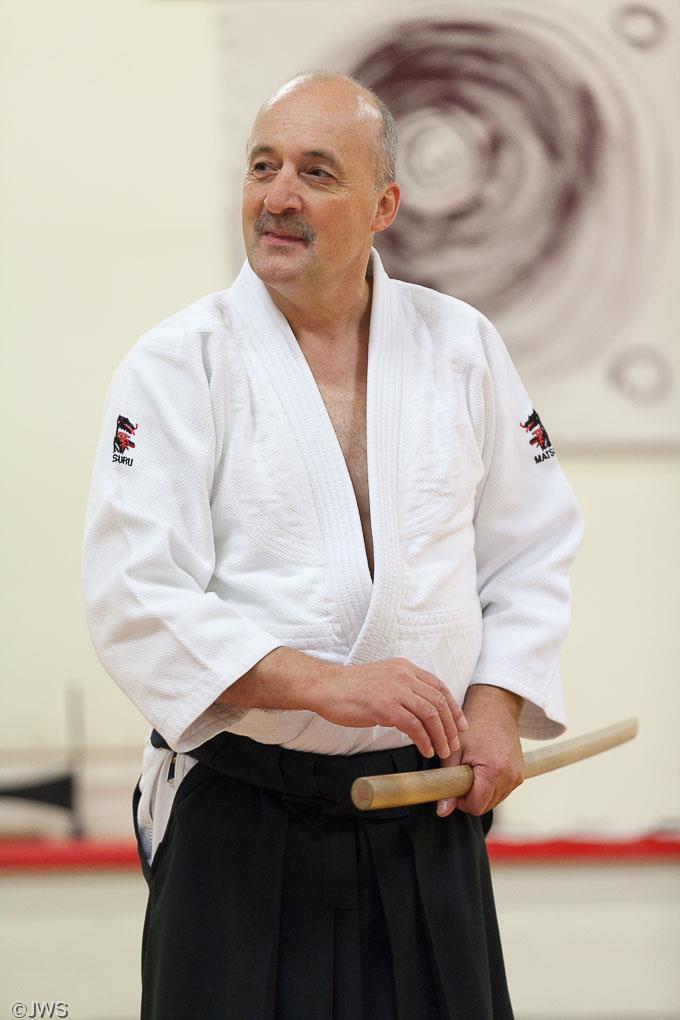 leraren ki-aikido Koos de Graaf (1956) 5 e dan In 1975 ben ik begonnen met Aikido bij Shin Gi Tai in Tilburg, onder de bezielende leiding van Will Stoelman.