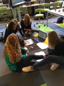 Hoofdthema in LAB21 Interactie tussen mensen (niet technologie) Studenten in multidisciplinaire projecten ontwikkelen innovatieve professionele producten (met ICT) student-sturing: gebaseerd op hun