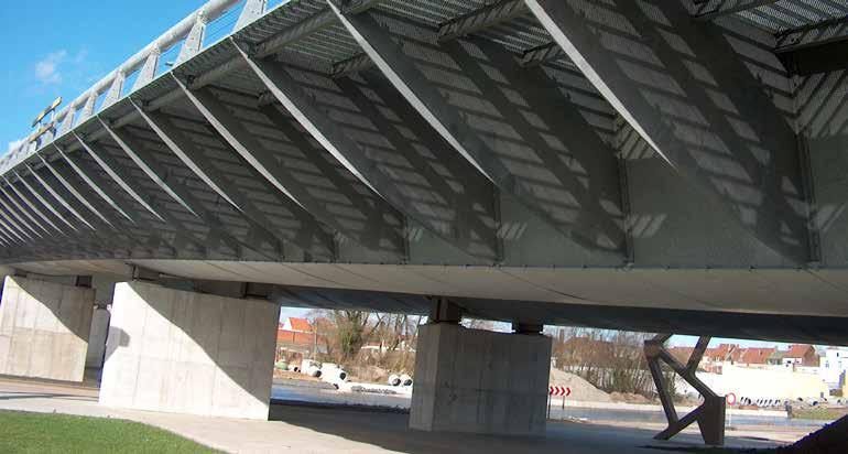 Thermisch verzinken optimaliseert de levensduur van staal, ook van stalen bruggen Om te verhinderen dat ze ten prooi vallen aan corrosie, krijgen stalen bruggen een oppervlaktebescherming vooraleer